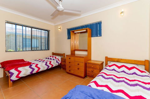 Fantastic Views From This Top Floor Unit! - Accommodation Australia 5