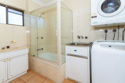Fantastic Views From This Top Floor Unit! - Accommodation Australia 3