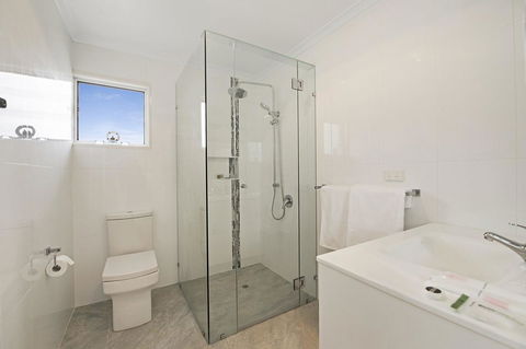 Fishing And Swimming At Your Doorstep - Sylvan Beach Esp, Bellara - Accommodation Australia 9