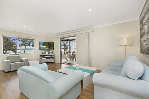 Fishing And Swimming At Your Doorstep - Sylvan Beach Esp, Bellara - Accommodation Australia 17