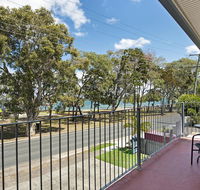 First floor unit close to shops park and waterfront - Accommodation Australia