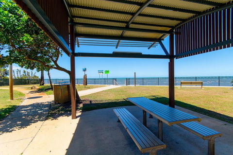 Spacious Unit With Views Of Pumicestone - Wattle Ave, Bongaree - Accommodation Australia 18