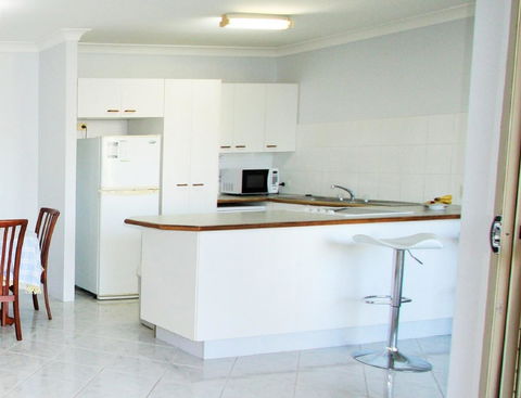 Spacious Unit With Views Of Pumicestone - Wattle Ave, Bongaree - Accommodation Australia 12