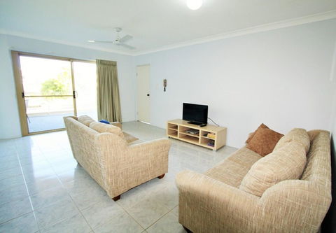 Spacious Unit With Views Of Pumicestone - Wattle Ave, Bongaree - Accommodation Australia 6