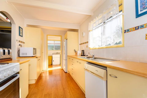 Pet Friendly Cottage In The Heart Of Bribie - Wirraway St, Bongaree - Accommodation Australia 7