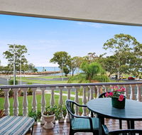 Huge top floor unit across the road....Waterfront - Accommodation Australia