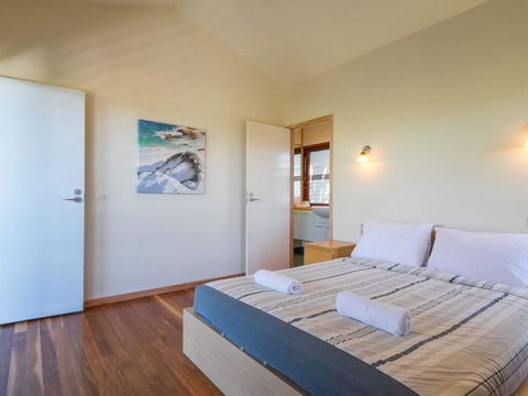Laguna House - Accommodation Australia 7