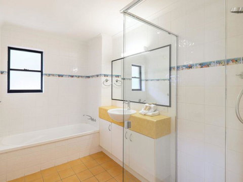 Mooloomba Five - Australia Shopping 12