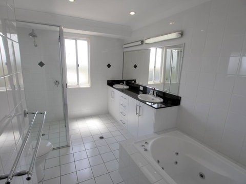 Blue Water Views 1 - Accommodation Australia 11