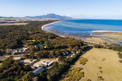 Flinders Island Glamping - Bed n Breakfasts 10