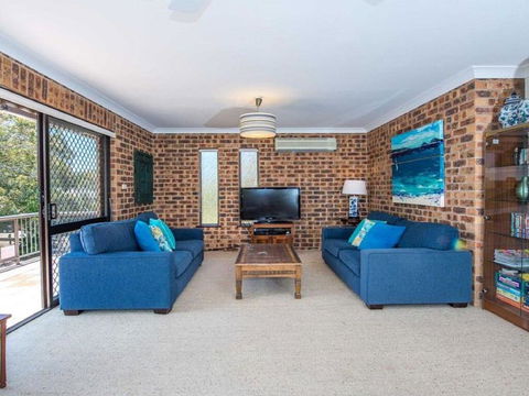 'COLUMBIA VIEWS', 2/9 COLUMBIA CLOSE - AIRCON, WIFI, NETFLIX, VIEWS & BOAT PARKING - Accommodation Australia 3