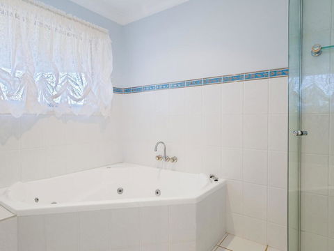 'GrandView', 10 Grandview Close - Huge House With Water Views, Aircon, WIFI, Netflix, Foxtel & Billiard Table - Local Tourism 2