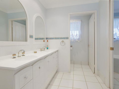 'GrandView', 10 Grandview Close - Huge House With Water Views, Aircon, WIFI, Netflix, Foxtel & Billiard Table - Local Tourism 3