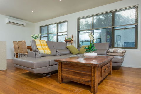 'Rolling Waves 2' On Ocean Drive - Australia Shopping 2