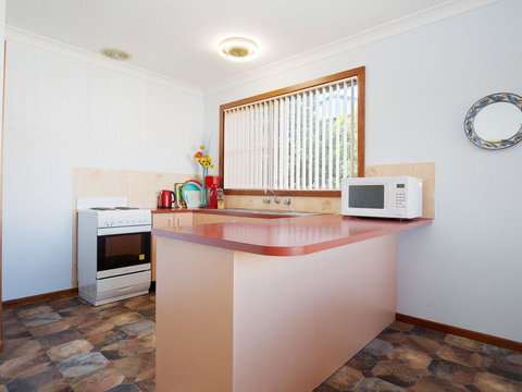 'Rutland', 1/13 Cromarty Road - Pet Friendly, Boat Parking, Water Views, Air Con - Australia Shopping 2