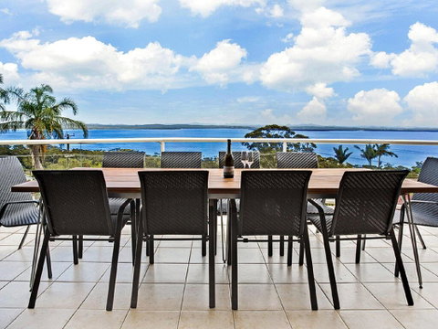 'The Bay', 25 Wallawa Rd - Huge Home With Aircon, Spectacular Views & Chromecast - Accommodation Australia 3