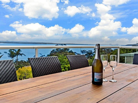 'The Bay', 25 Wallawa Rd - Huge Home With Aircon, Spectacular Views & Chromecast - Accommodation Australia 1