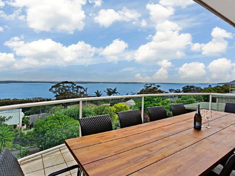 'The Bay', 25 Wallawa Rd - Huge Home With Aircon, Spectacular Views & Chromecast - Accommodation Australia 0