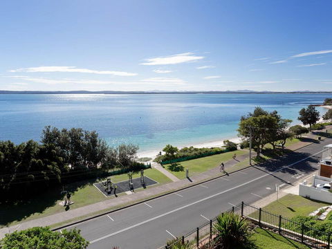 1 'Kiah', 53 Victoria Parade - Stunning Views, Wifi, Aircon, Just Across The Road To The Water - Accommodation Australia 2