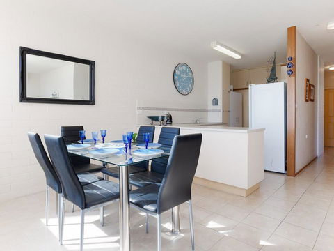 1 'Little Hut', 20 Kurrawa Close - Spectacular Water Views, NBN & Air Conditioned - Accommodation Australia 3