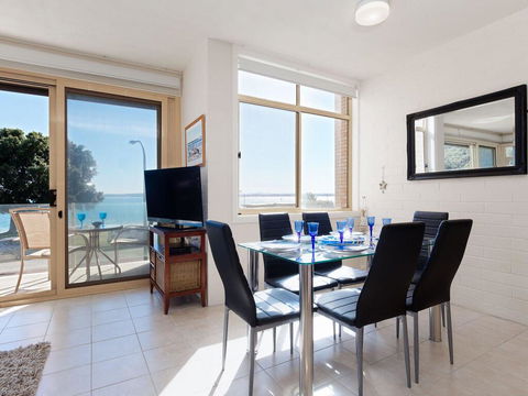 1 'Little Hut', 20 Kurrawa Close - Spectacular Water Views, NBN & Air Conditioned - Accommodation Australia 1