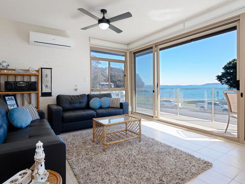 1 'Little Hut', 20 Kurrawa Close - Spectacular Water Views, NBN & Air Conditioned - Accommodation Australia 2