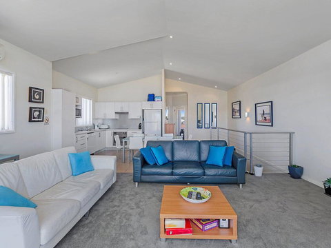 1/32 Ocean Avenue - Three Bedrooms, Three Bathrooms, Air Con, Boat Parking & Water Views - Local Tourism 2