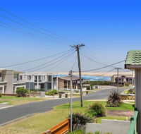 1/32 Ocean Avenue - three bedrooms three bathrooms air con boat parking  water views - Accommodation Australia
