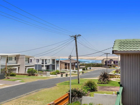 1/32 Ocean Avenue - Three Bedrooms, Three Bathrooms, Air Con, Boat Parking & Water Views - Local Tourism 0