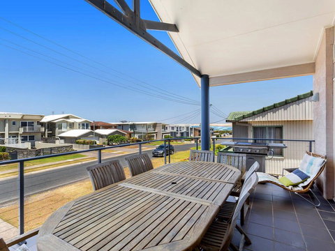 1/32 Ocean Avenue - Three Bedrooms, Three Bathrooms, Air Con, Boat Parking & Water Views - Local Tourism 1
