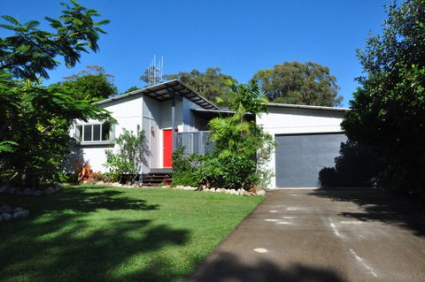 10 Double Island Drive - Modern Family Home, Centrally Located, Swimming Pool & Outdoor Area - Accommodation Australia 0