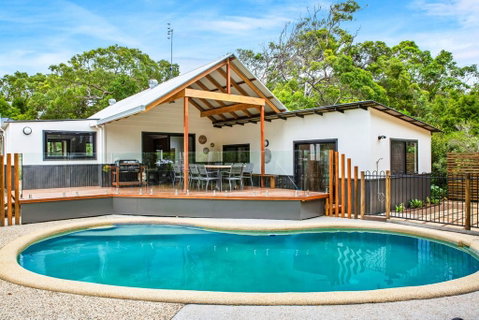 11 Naiad Court - Rainbow Shores, Fantastic Family Retreat, Swimming Pool, 200m To Beach, Free Wi-Fi - Accommodation Australia 0