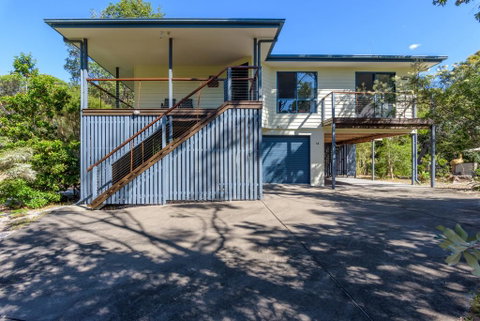 12 Ibis Court - Highset Beach House With Natural Bushland Gardens And Covered Decks - Accommodation Australia 0