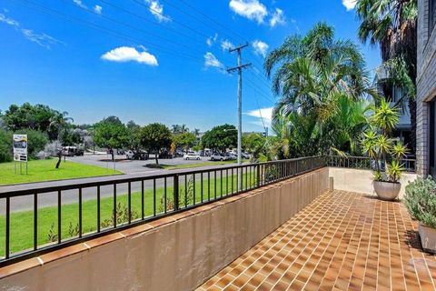 14 'THE DUNES', 38 MARINE DR - LARGE UNIT WITH POOL, TENNIS COURT AND DIRECTLY ACROSS FROM FINGAL - Accommodation Australia 2