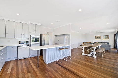 143 Matthew Flinders Drive, Port Macquarie - Accommodation Australia 3