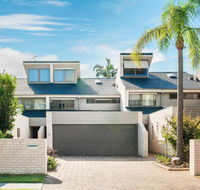 15 'The Moorings' 4 Cromarty Road - stunning with water views  pool - Accommodation Australia