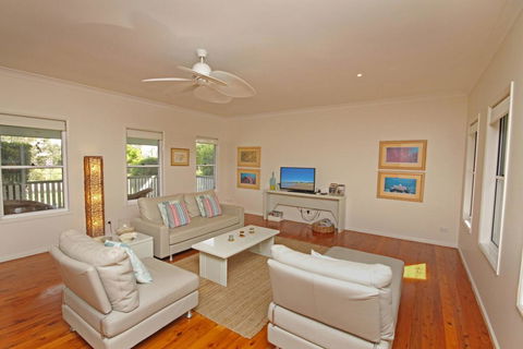16 Beachway Pde, Marcoola: Linen Incl, WiFi, Pet Friendly, A/Cond. 500 BOND - Local Tourism 3