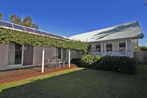 16 Beachway Pde, Marcoola: Linen Incl, WiFi, Pet Friendly, A/Cond. 500 BOND - Local Tourism 1