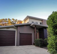 17 Naiad Court - Modern open plan family home with covered outdoor area and double lock-up garage - Accommodation Australia