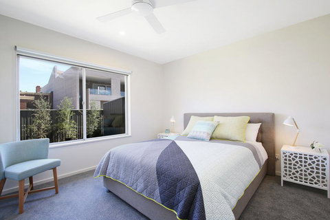 18 On Rayner - Swish Apartment Myrtleford - Australia Shopping 1