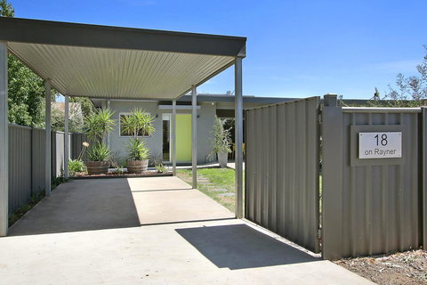 18 On Rayner - Swish Apartment Myrtleford - Australia Shopping 2