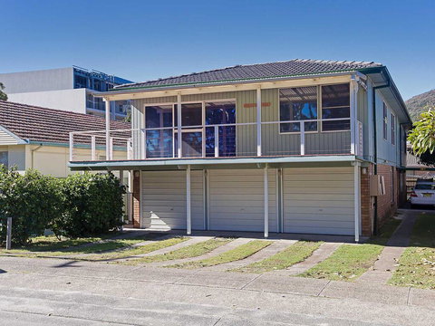 2 'Hibiscus Court' 9 Government Road - Fantastic Air Conditioned 3 Bedroom Unit - Local Tourism 0