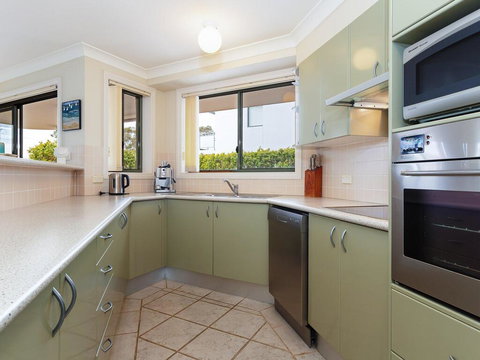2 'Peninsula Waters' - Three Bedroom Unit With Spacious Private Courtyard & WIFI - Local Tourism 0