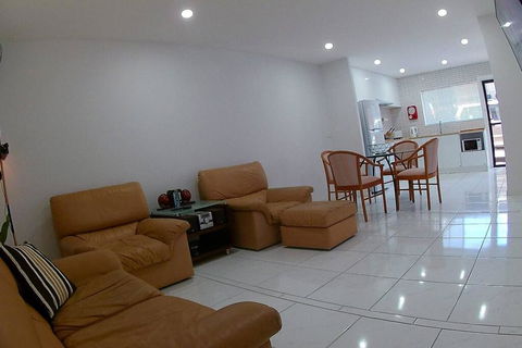 2 Bedroom Apartment In Surfers Central - Accommodation Australia 0