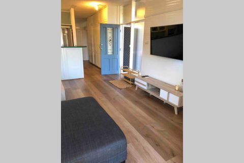 2 Bedroom, SHORT Walk To CBD,BEACH And DARBY ST - Local Tourism 3
