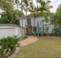 2 Satinwood Drive - Rainbow Shores Executive Level Beach House Pool Walk to Beach - Accommodation Australia