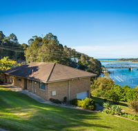 2 Water Crescent - Retro Haven - Accommodation Australia