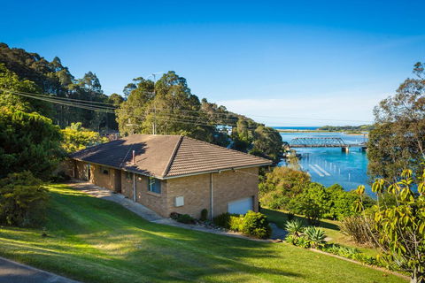 2 Water Crescent - Retro Haven - Accommodation Australia 0