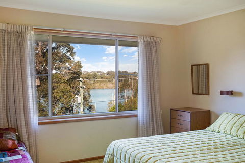 2 Water Crescent - Retro Haven - Accommodation Australia 3