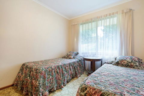 2 Water Crescent - Retro Haven - Accommodation Australia 1